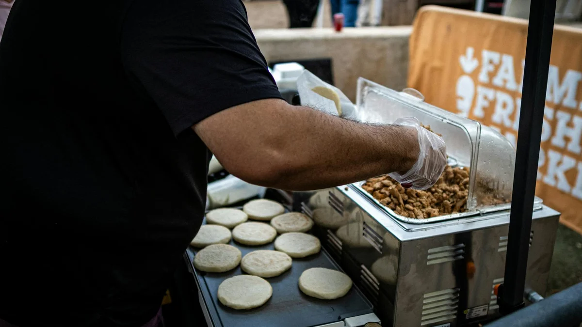 Arepa colombiana de maíz blanco rellena de queso y huevo, desayuno típico de Cartagena